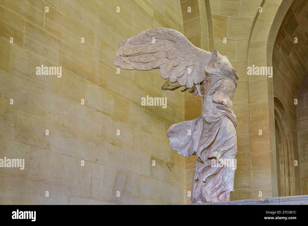 La victoire ailée de Samothrace, l'une des statues les plus célèbres du Louvre, orne le sommet de l'escalier monumental Daru , Paris, France Banque D'Images