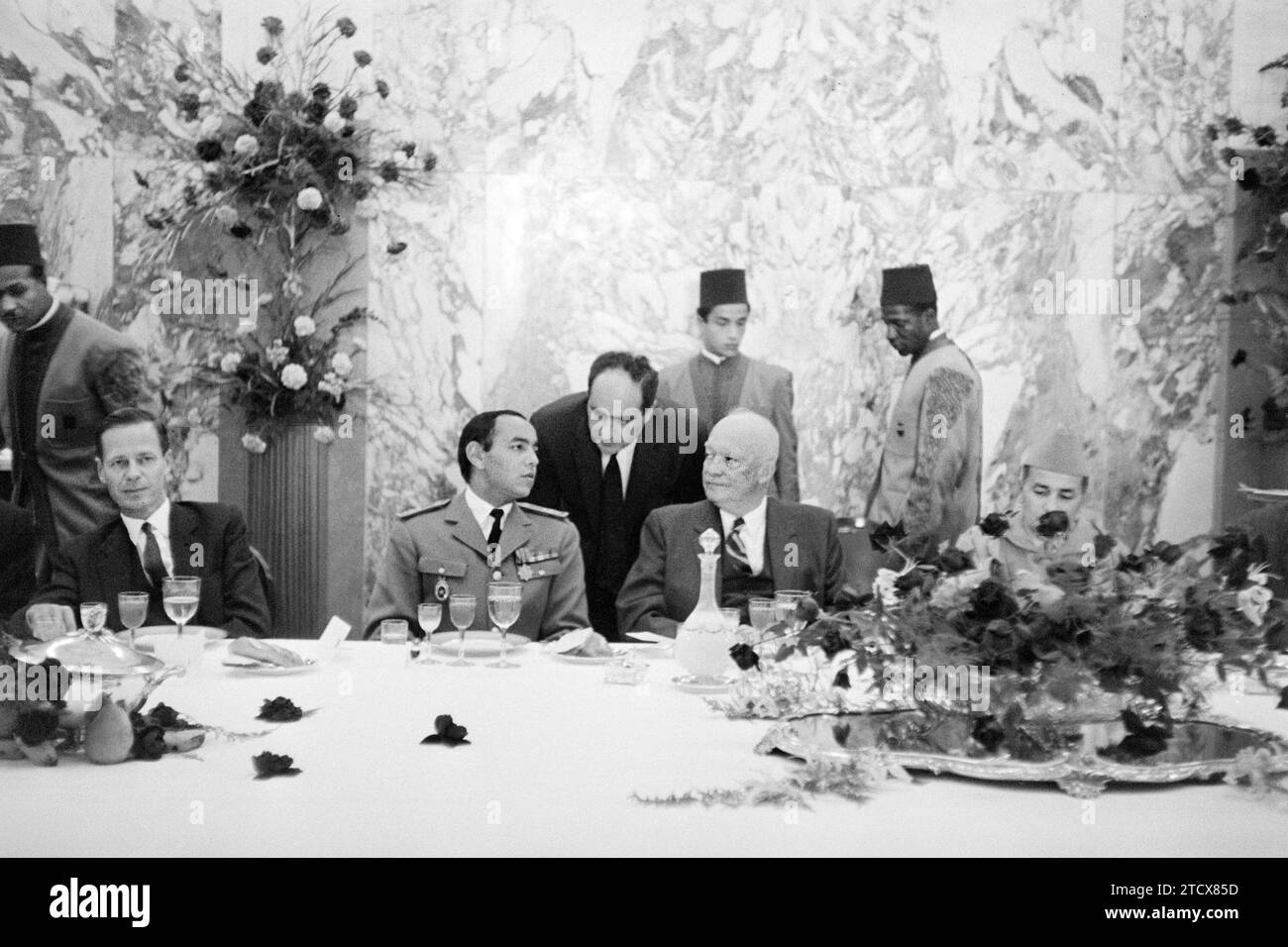 Le président américain Eisenhower au déjeuner donné en son honneur par Mohammed V du Maroc (à droite d'Eisenhower), Casablanca, Maroc, Thomas J. O'Halloran, U.S. News & World Report Magazine Photography Collection, 22 décembre 1959 Banque D'Images