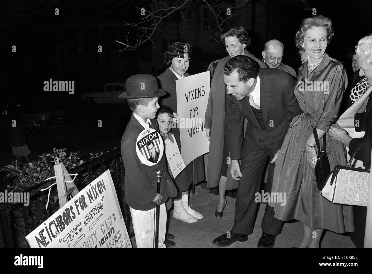 Le candidat à la présidence américaine Richard M. Nixon et son épouse Pat Nixon saluant les partisans, y compris les femmes et les enfants, en plein air, Warren K. Leffler, U.S. News & World Report Magazine Photography Collection, 11 avril 1960 Banque D'Images