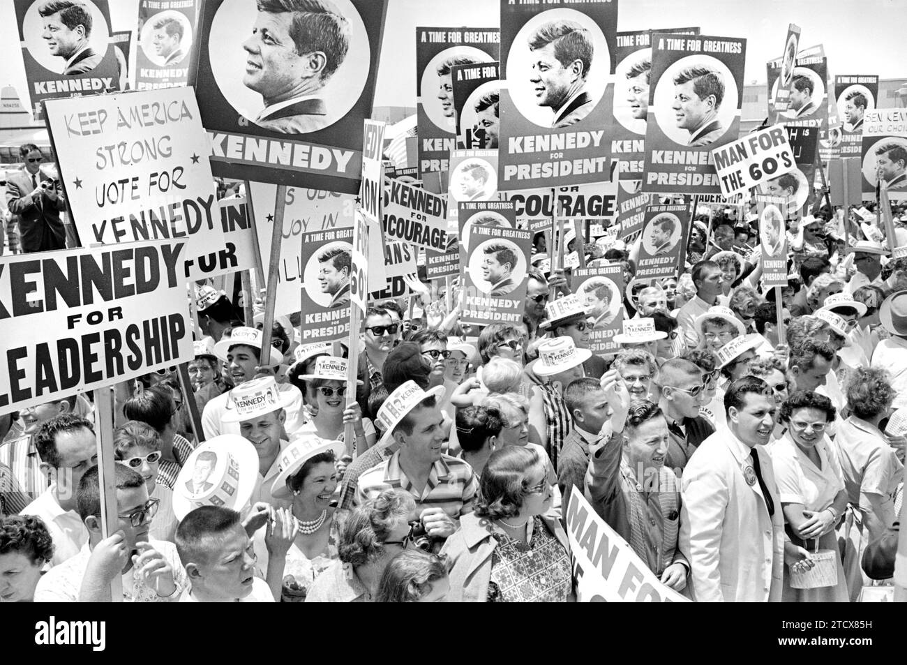 Partisans du sénateur américain John F. Kennedy avec des pancartes à l'aéroport lors de la Convention démocrate de 1960, Los Angeles, Californie, USA, Warren K. Leffler, U.S. News & World Report Magazine Photography Collection, 9 juillet 1960 Banque D'Images