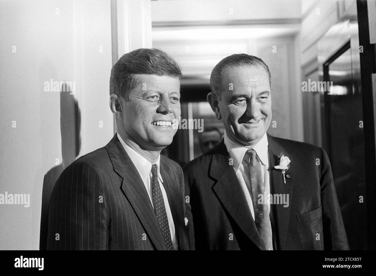 Le sénateur américain John F. Kennedy, candidat à la présidence américaine, avec le sénateur américain Lyndon Johnson, à l'extérieur de la suite de Kennedy à l'hôtel Biltmore, après que Johnson ait été nommé candidat vice-président, Convention nationale démocrate, Los Angeles, Californie, U.S. News & World Report Magazine Photography Collection, 14 juillet 1960 Banque D'Images