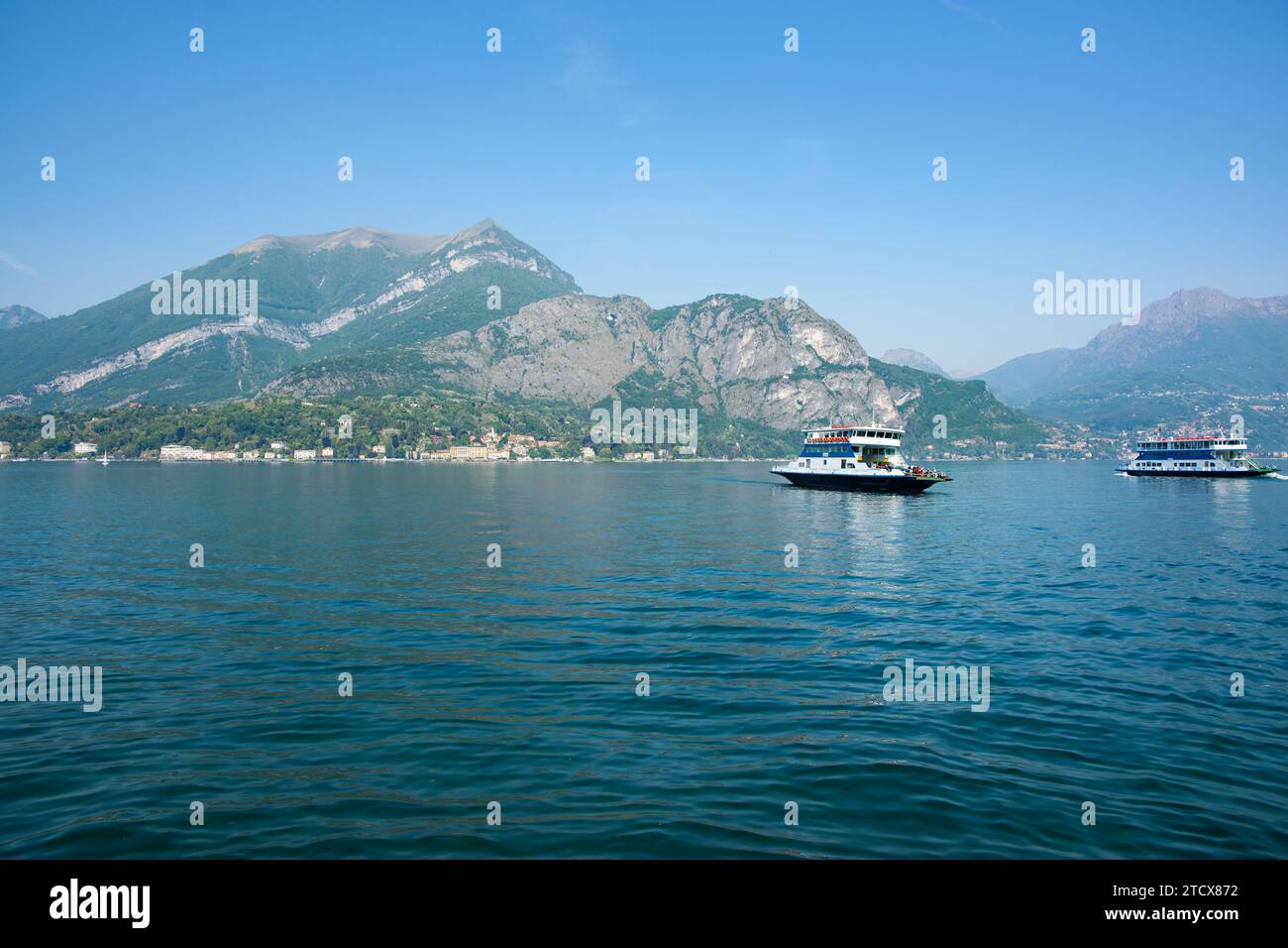 Lac de Côme Italie - mai 8 2011 ; Ferries sur le lac de Côme et vues sur les montagnes environnantes. Banque D'Images