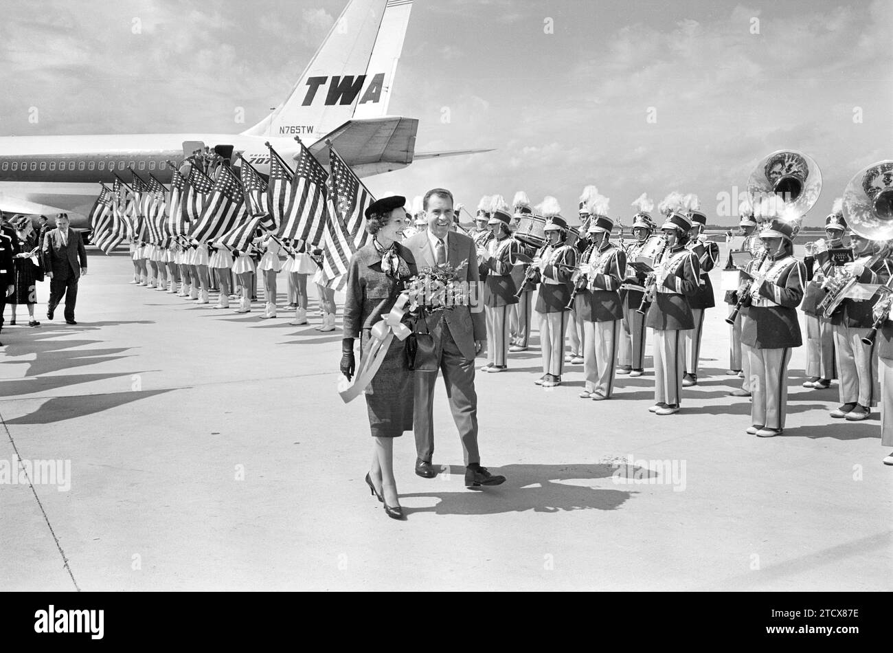 Le vice-président américain Richard M. Nixon avec son épouse Pat Nixon marchent par bande et drapeaux américains à l'aéroport pendant le voyage de campagne, Indianapolis, Indiana, USA, Thomas J. O'Halloran, U.S. News & World Report Magazine Photography Collection, 14 septembre 1960 Banque D'Images