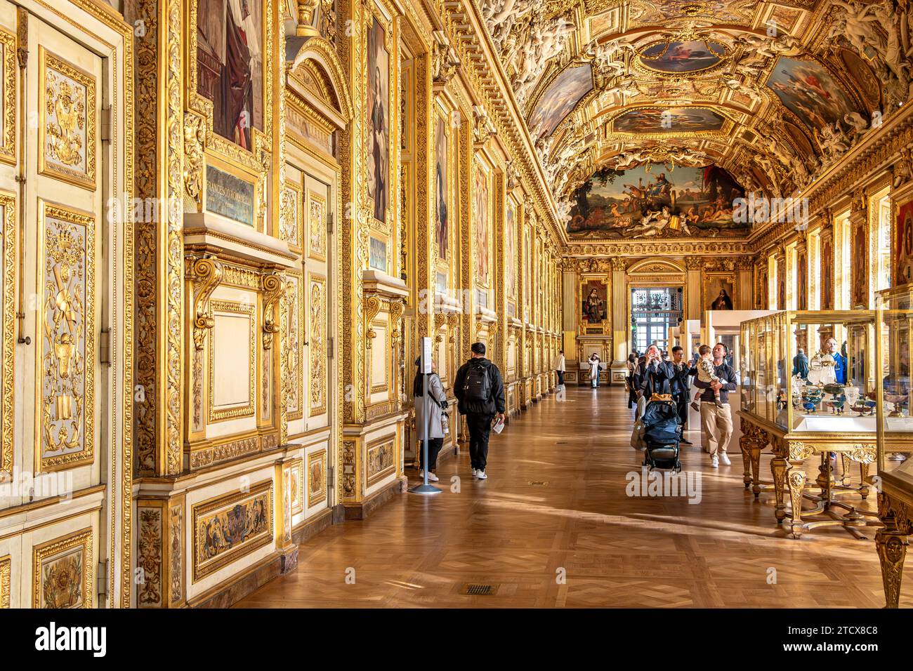 La superbe Galerie d'Apollon à l'intérieur du Musée du Louvre, les principales attractions de la galerie sont les pièces restantes des joyaux de la Couronne française, Paris Banque D'Images