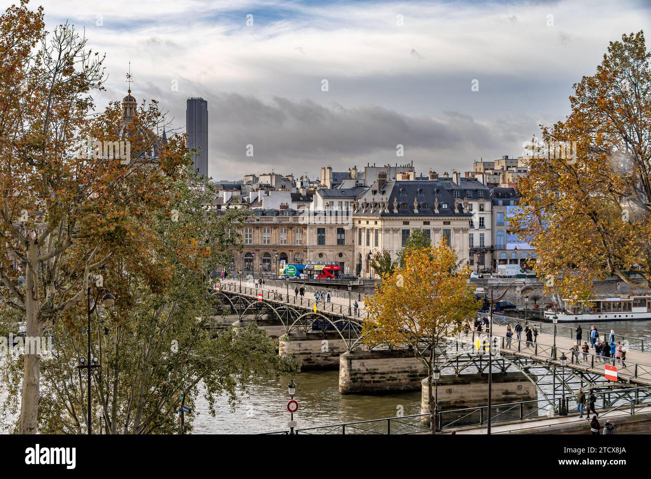 La vue du Pont des Arts, une passerelle piétonne sur la Seine vu du Musée du Louvre, Paris, France Banque D'Images