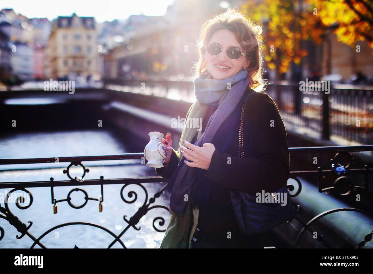 Fille boire de l'eau minérale dans la station balnéaire Karlovy Vary Banque D'Images