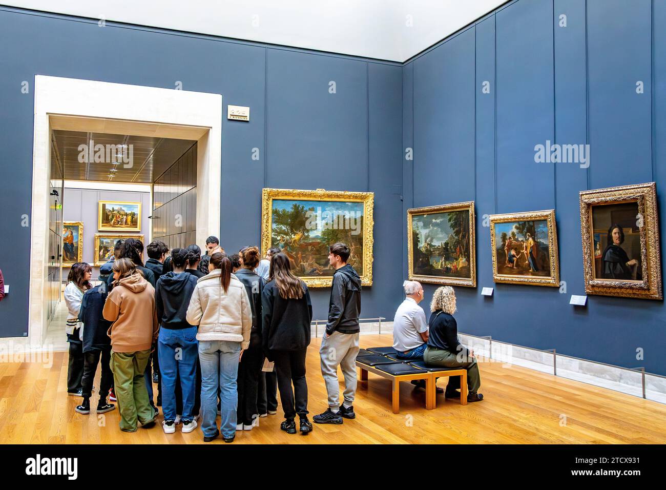 Un groupe de jeunes étudiants fait une visite des œuvres d'art dans l'aile Richelieu du Musée du Louvre à Paris, France Banque D'Images