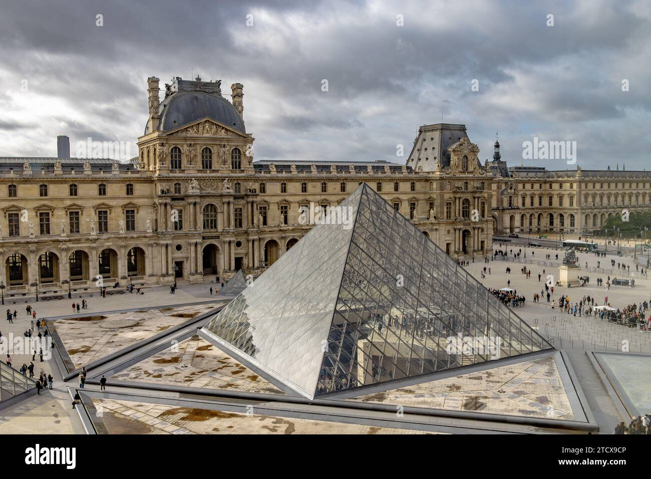 La pyramide du Louvre est une grande structure de verre et de métal la pyramide et sert d'entrée principale au Musée du Louvre à Paris, France Banque D'Images