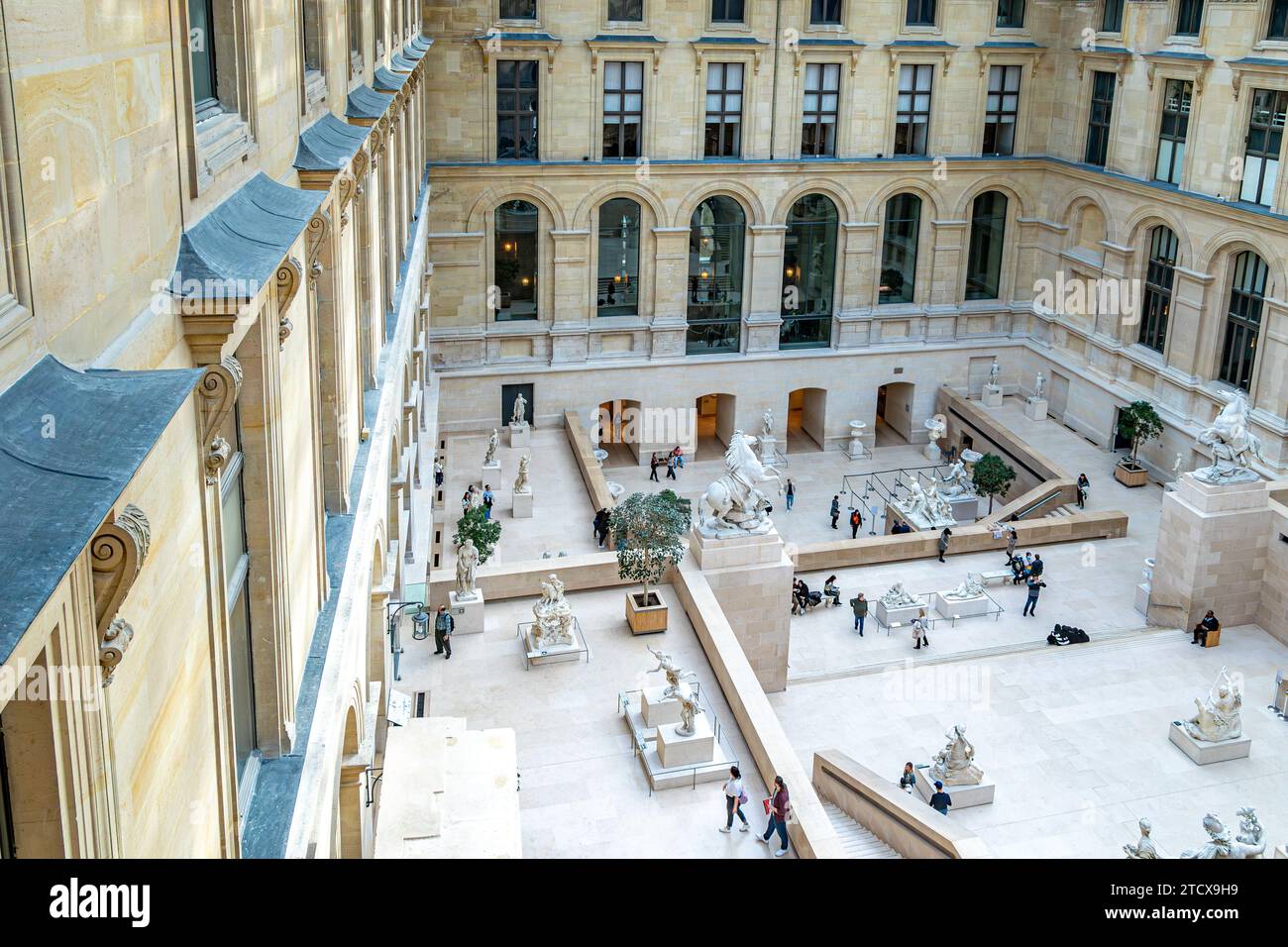 Sculptures dans la cour verrière connue sous le nom de Cour Marly dans l'aile Richelieu du musée du Louvre, Paris, France Banque D'Images