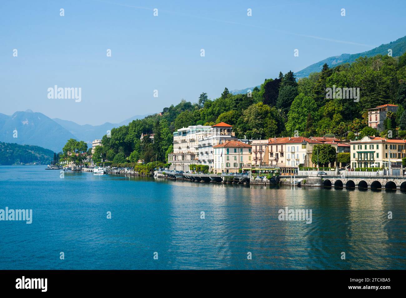 Bord d'eau idyllique sur le lac italien de Côme Banque D'Images