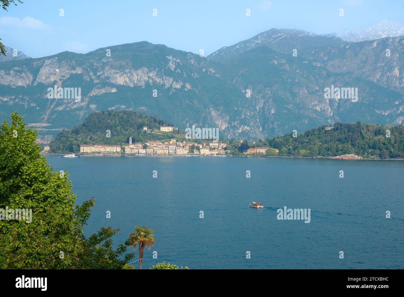 Ville italienne au bord du lac de Menaggio sur le lac de Côme, Italie. Banque D'Images