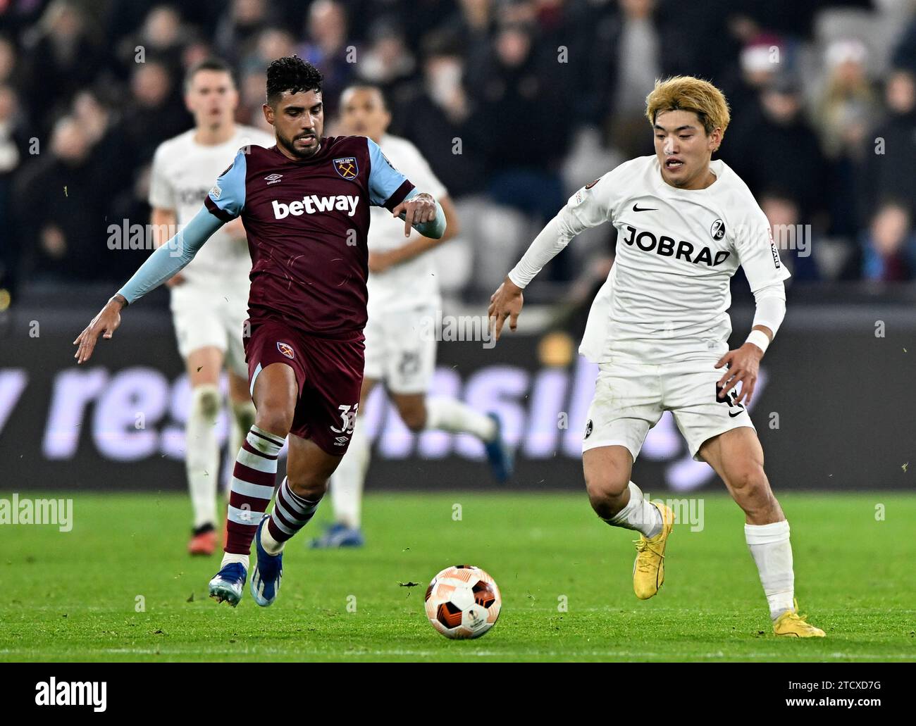 Londres, Royaume-Uni. 14 décembre 2023. Emerson Palmieri (West Ham) et Ritsu Dōan (SC Freiburg) lors du match West Ham vs SC Freiburg UEFA Europa League, groupe A, au London Stadium Stratford. Crédit : MARTIN DALTON/Alamy Live News Banque D'Images