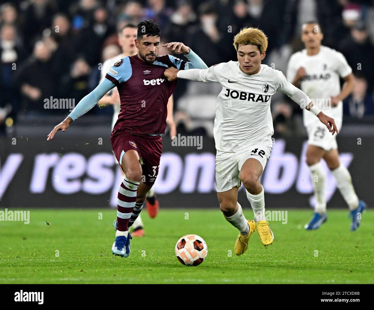 Londres, Royaume-Uni. 14 décembre 2023. Emerson Palmieri (West Ham) et Ritsu Dōan (SC Freiburg) lors du match West Ham vs SC Freiburg UEFA Europa League, groupe A, au London Stadium Stratford. Crédit : MARTIN DALTON/Alamy Live News Banque D'Images