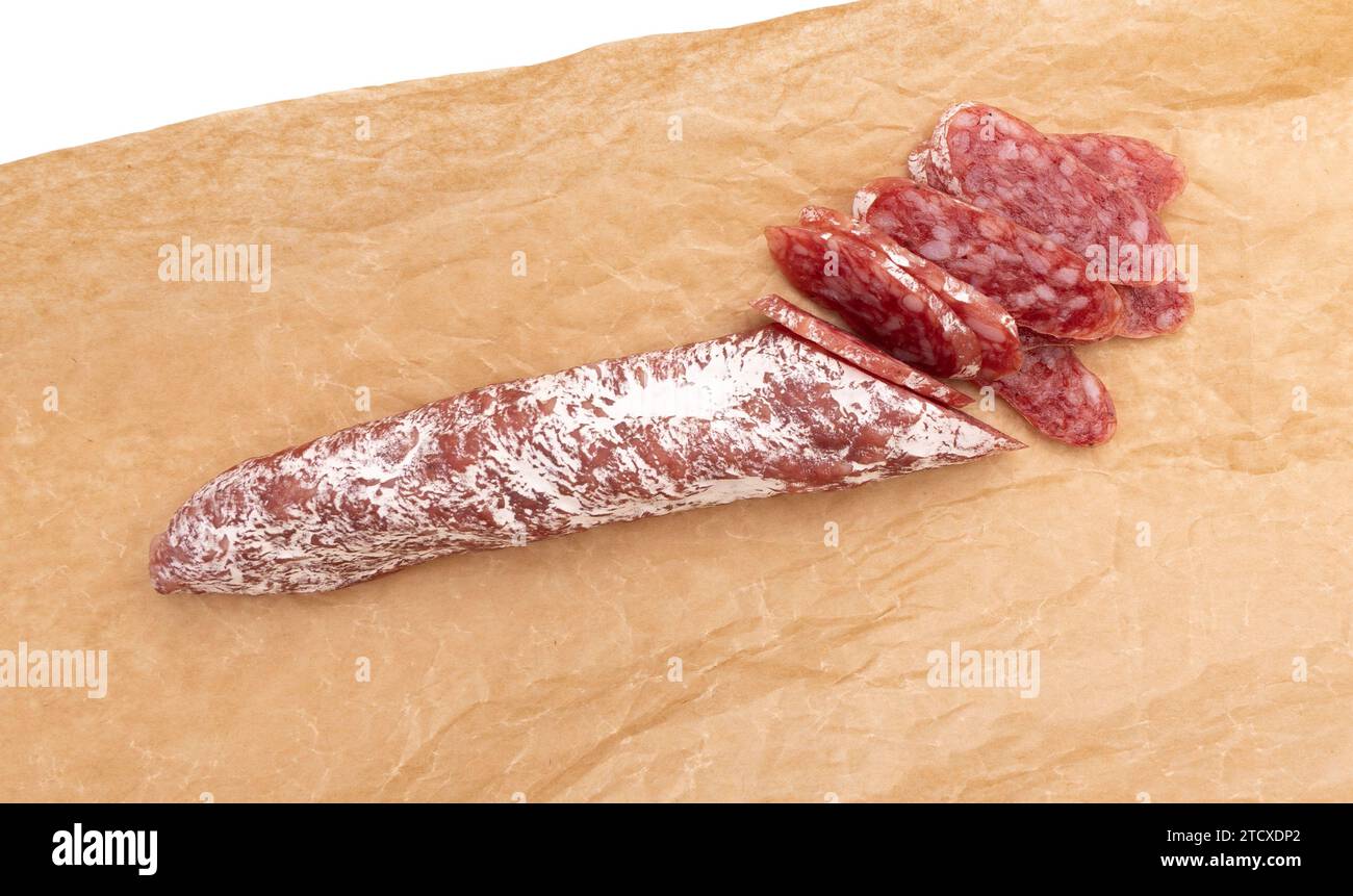 tranches de salami sur papier parchemin, concept de nourriture savoureuse avec saucisse de salami sur papier artisanal Banque D'Images