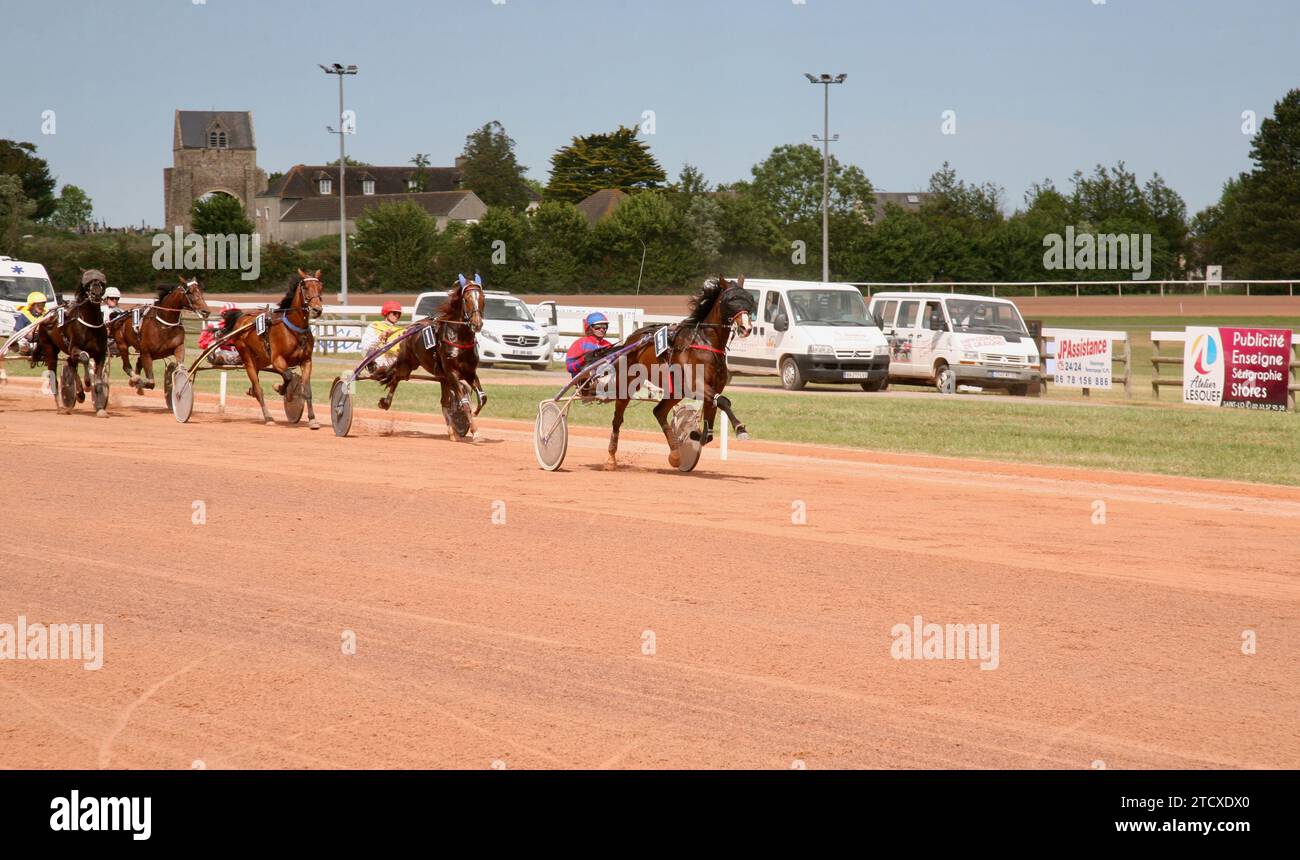 Une vue rapprochée des chevaux et cavaliers à l'Hippodrome de Graignes, Saint Lo, Normandie, France, Europe pendant le long et chaud été de 2022 Banque D'Images