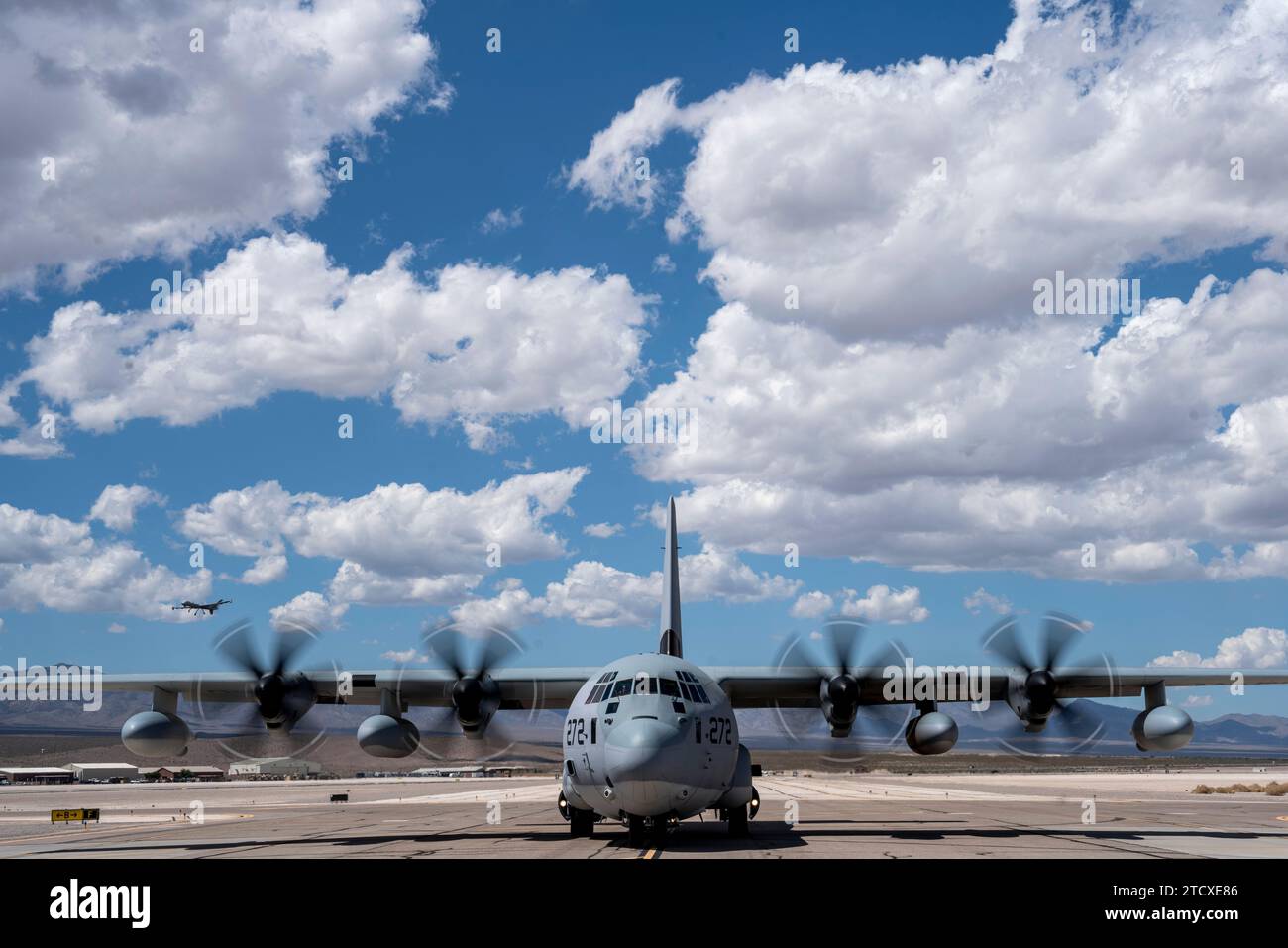 Un C-130 Hercules du Marine corps du Marine corps Air-Ground combat Center, Twentynine Palms, Californie, taxi sur la ligne de vol jusqu'à sa place de stationnement de chargement de fret désignée pour l'exercice Agile combat Employment (ACE) Agile Hunter à la Creech Air Force base, Nevada, 11 août 2023. L'exercice des éléments d'ACE nous permet d'opérer à partir d'emplacements avec différents niveaux de capacité et de soutien, assurant ainsi que les aviateurs réagissent dans tout le spectre du conflit. (Photo de l'US Air Force par Tech. Sergent Emerson Nuñez) Banque D'Images