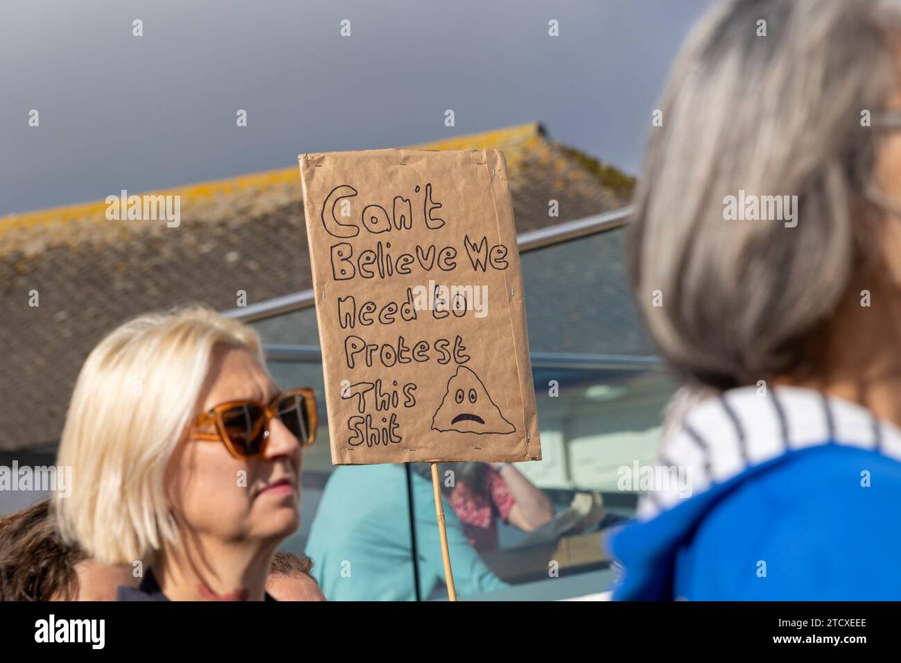 Manifestation contre les eaux usées à Falmouth, Cornwall, suite à une série de décharges qui ont annulé des événements en bord de plage. Banque D'Images