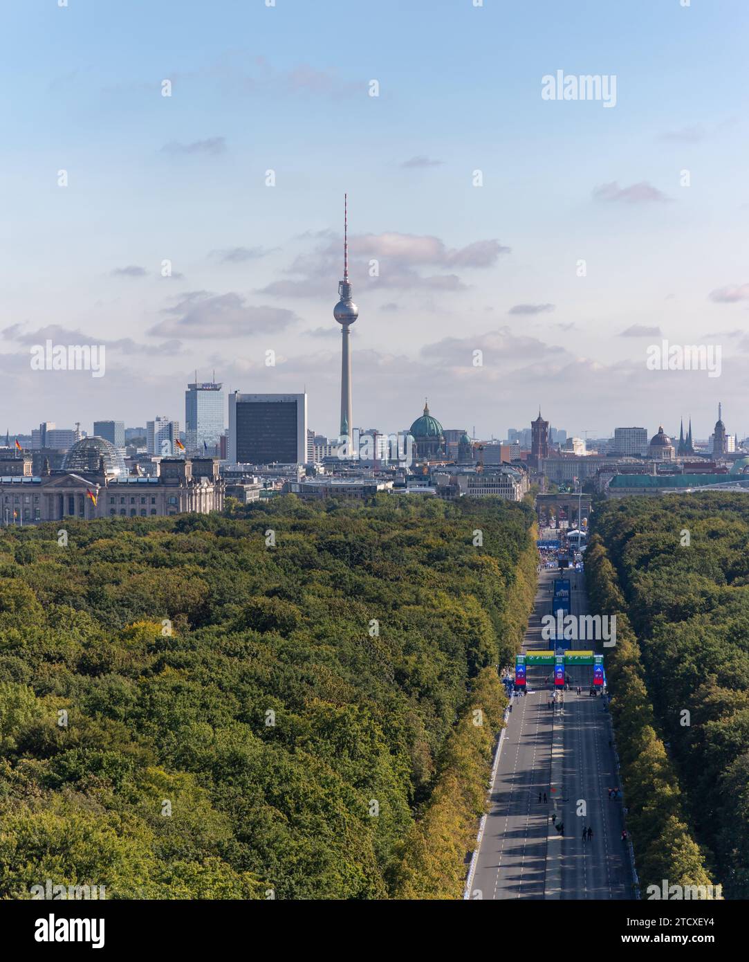 Une photo de quelques monuments de Berlin au-delà du Tiergarten alors que le marathon de Berlin 2023 a lieu. Banque D'Images