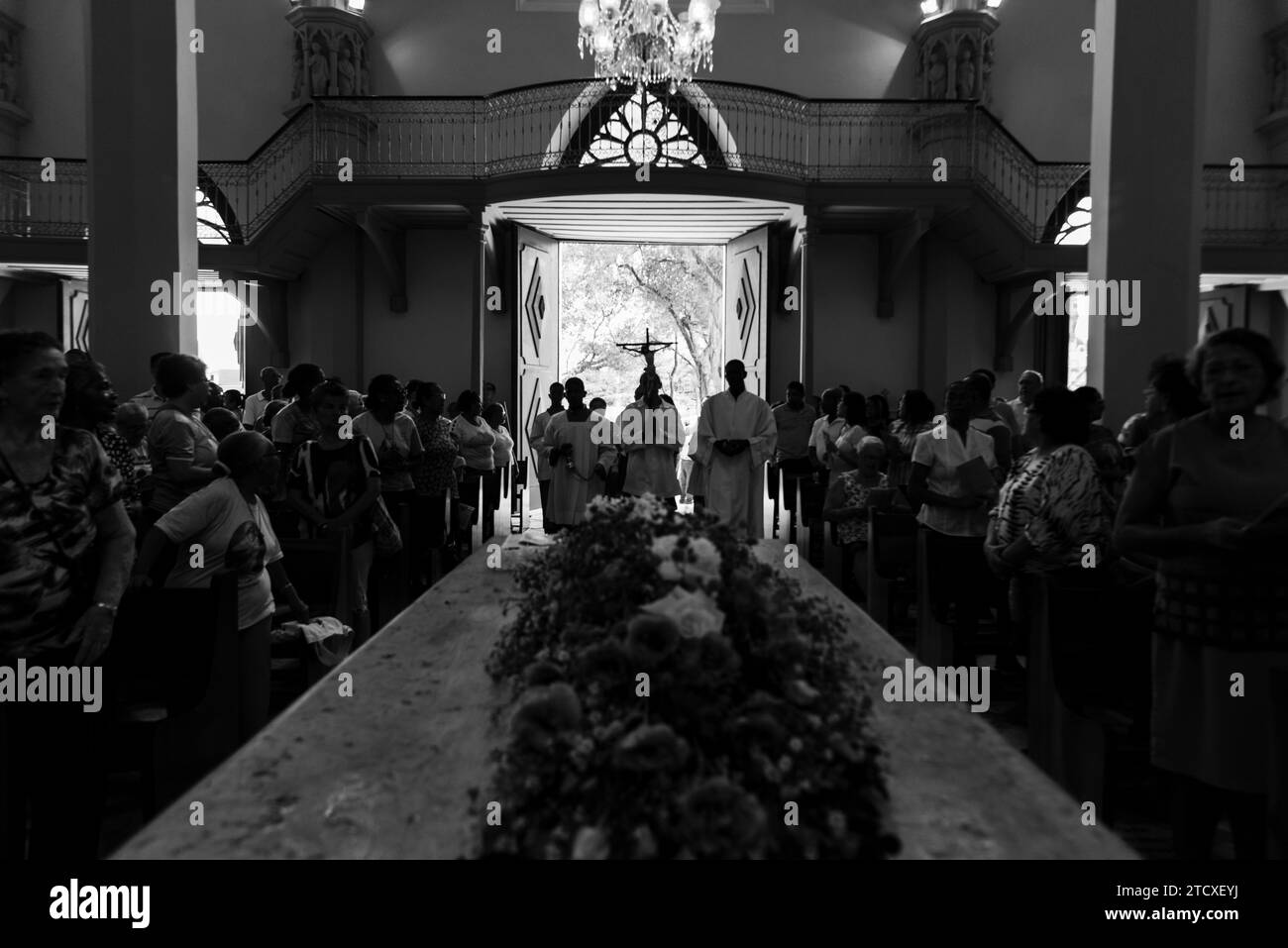 Salvador, Bahia, Brésil - 2 novembre 2018 : photo en noir et blanc de personnes à la messe au cimetière de Campo Santo le jour de la fête des morts dans le Banque D'Images