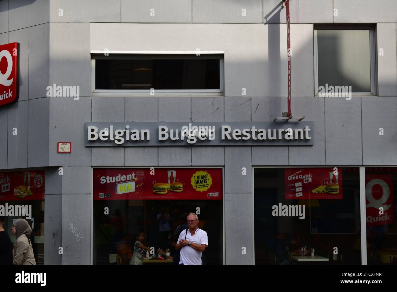 Texte en grand format « Belgian Burger Restaurant » sur l'extérieur du bâtiment qui abrite la chaîne de restauration rapide belge « Quick » dans le centre-ville d'Anvers Banque D'Images