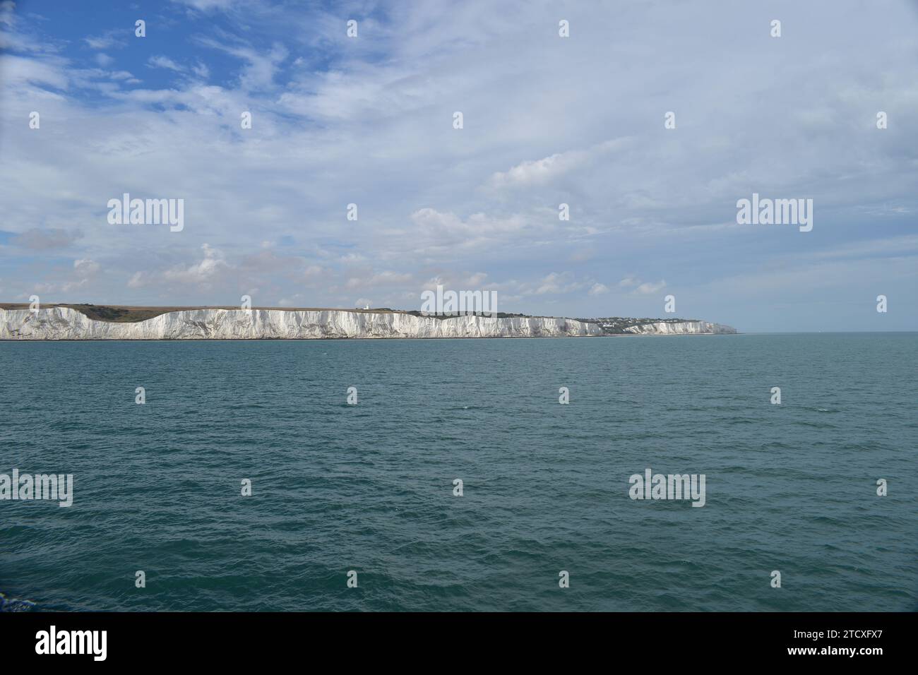 Les majestueuses falaises blanches de Douvres vues d'un bateau naviguant près de la côte anglaise Banque D'Images