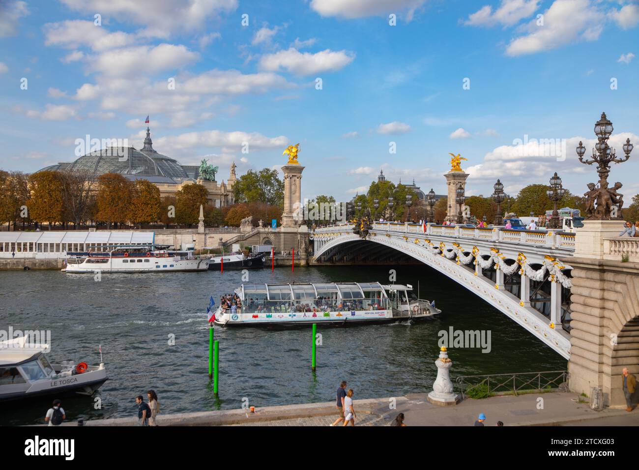 Bateau touristique naviguant sur la Seine par le Pont Alexandre III à Paris, France Banque D'Images