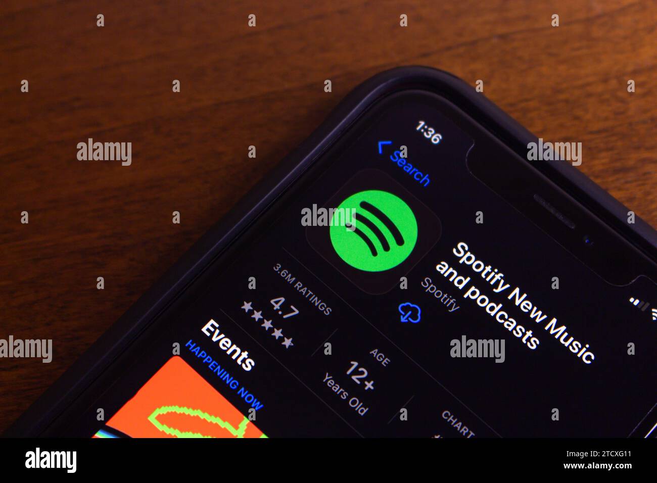Application Spotify visible dans l'App Store sur l'écran de l'iPhone. Spotify est une plateforme de streaming numérique pour la musique, le podcast, la vidéo et d'autres contenus. Banque D'Images