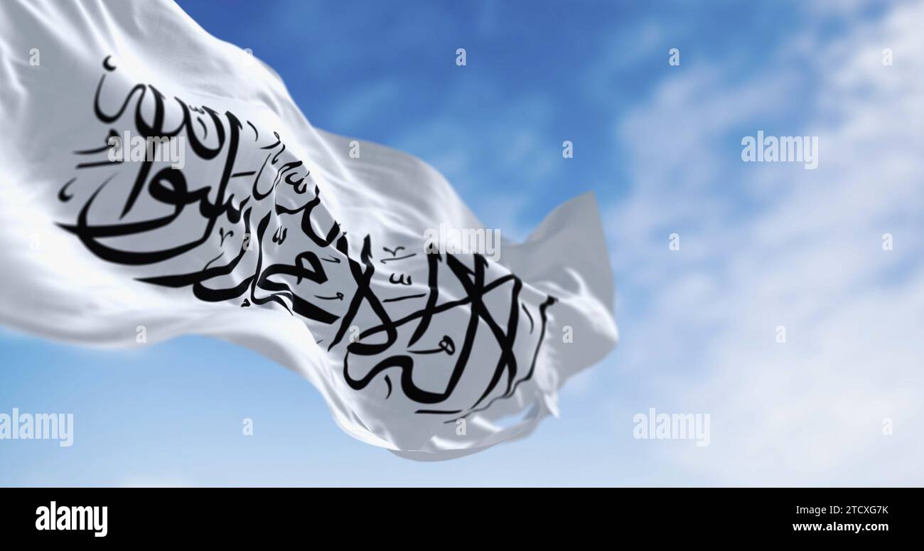 Drapeau de l'Émirat islamique d'Afghanistan agitant dans le vent. Émirat islamique non reconnu qui a été établi par les talibans en août 2021 avec la chute de K Banque D'Images