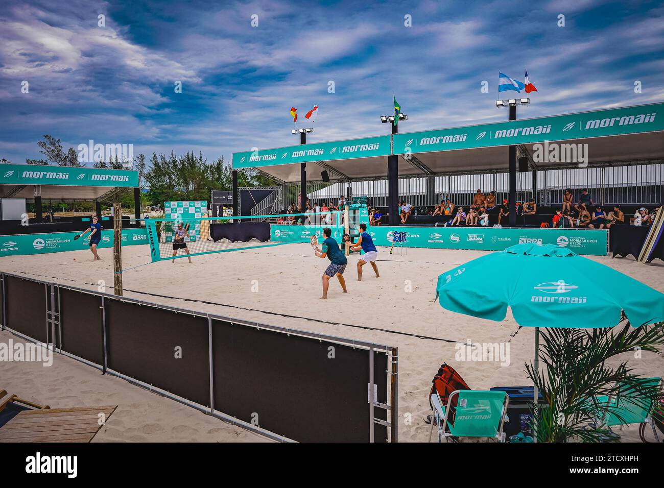 Garopaba, Brésil. 14 décembre 2023. Athlètes amateurs et professionnels en action lors du Mormaii Open ITF Beach tennis 2023 qui s’est tenu à Praia da Ferrugem à Garopaba/SC, du 12 au 17 décembre. Crédit : Mauro Fanha/FotoArena/Alamy Live News Banque D'Images