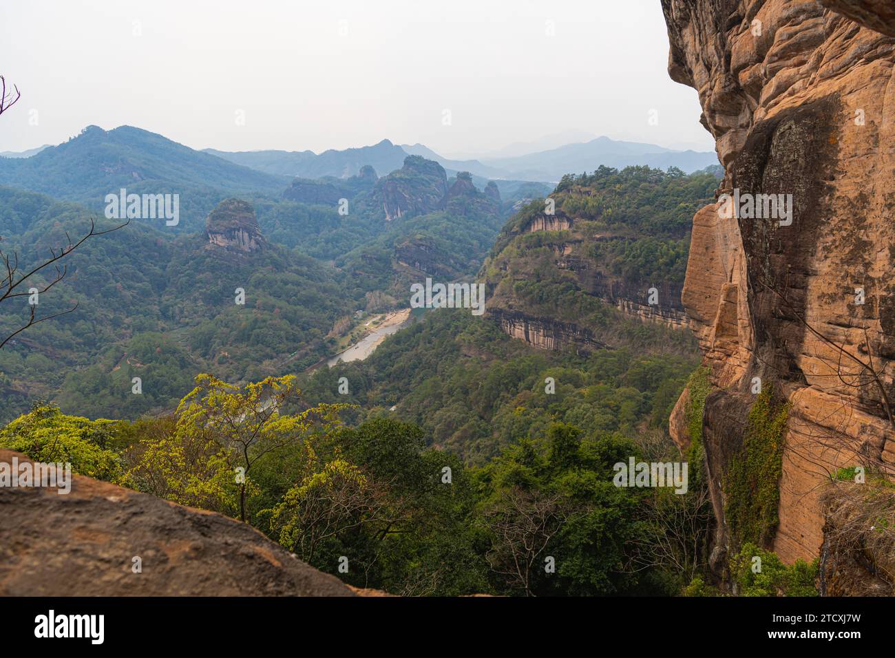 Vue rapprochée du village au bord de la rivière depuis Da Wang Shan Peak dans le Fujian, en Chine. Wuyishan zone pittoresque, espace de copie pour le texte Banque D'Images