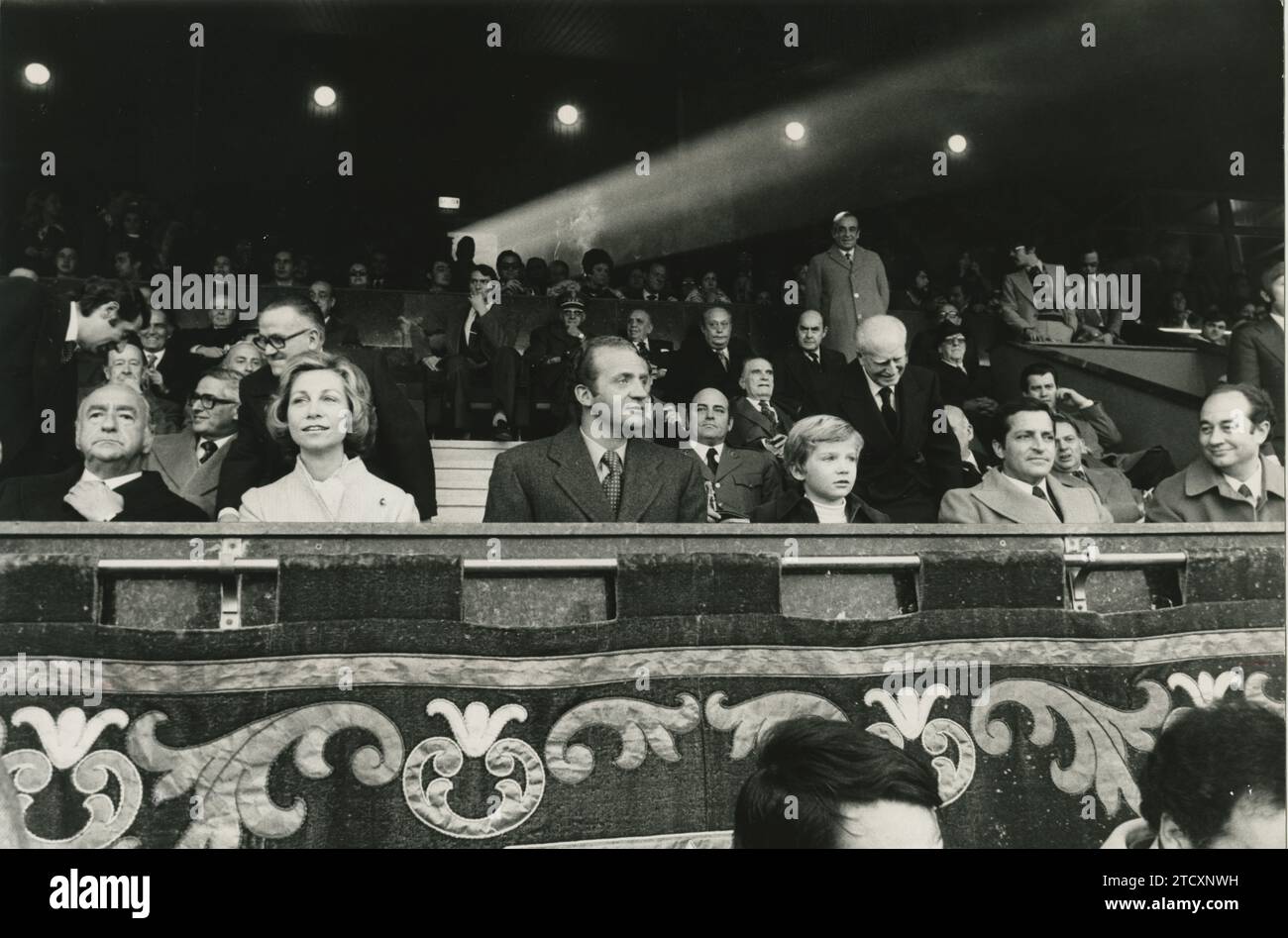 Madrid, 01/11/1976. Leurs Majestés les Rois Don Juan Carlos et Doña Sofía, accompagnés de leur fils le Prince Don Felipe, assistent au match entre les deux équipes de Madrid depuis la boîte d'honneur du stade Vicente Calderón. Dans l'image, avec eux, à sa gauche, Don Vicente Calderón, et à sa droite, Adolfo Suárez et Juan Miguel Villar Mir. Crédit : Album / Archivo ABC Banque D'Images