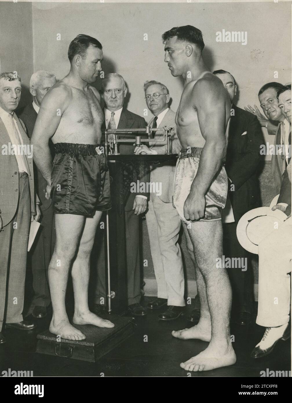 New York (États-Unis), 07/10/1933. Cousin Carnera contre Jack Sharkey. Dans l'image les deux boxeurs se pèsent dans les bureaux de la station de boxe New-yorkaise avant le combat. Crédit : Album / Archivo ABC / Vidal Banque D'Images