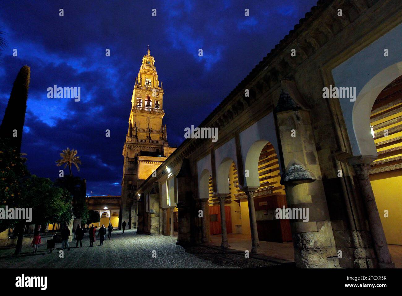 12/04/2014. Cordova. 4/12/14. Tour de mosquée cathédrale la nuit. Photo : Valerio Merino. Archcor. Crédit : Album / Archivo ABC / Valerio Merino Banque D'Images 12/04/2014. Cordova. 4/12/14. Tour de mosquée cathédrale la nuit. Photo : Valerio Merino. Archcor. Crédit : Album / Archivo ABC / Valerio Merino Banque D'Images