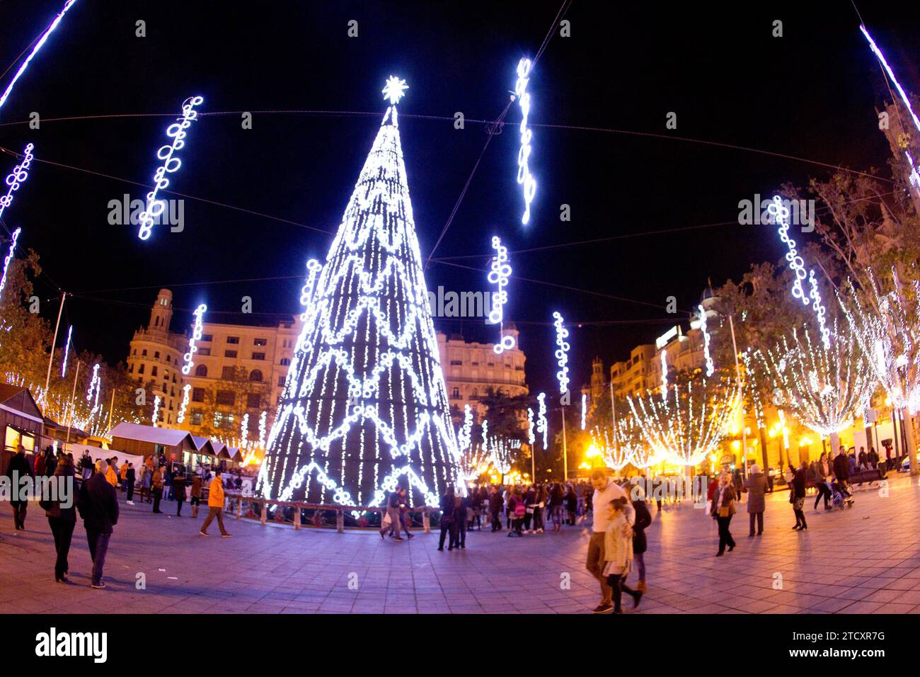 Valence, 12/04/2014. Illuminé sur la place de la mairie. Photo : Rober Solsona. ARCHDC. Crédit : Album / Archivo ABC / Rober Solsona Banque D'Images Valence, 12/04/2014. Illuminé sur la place de la mairie. Photo : Rober Solsona. ARCHDC. Crédit : Album / Archivo ABC / Rober Solsona Banque D'Images