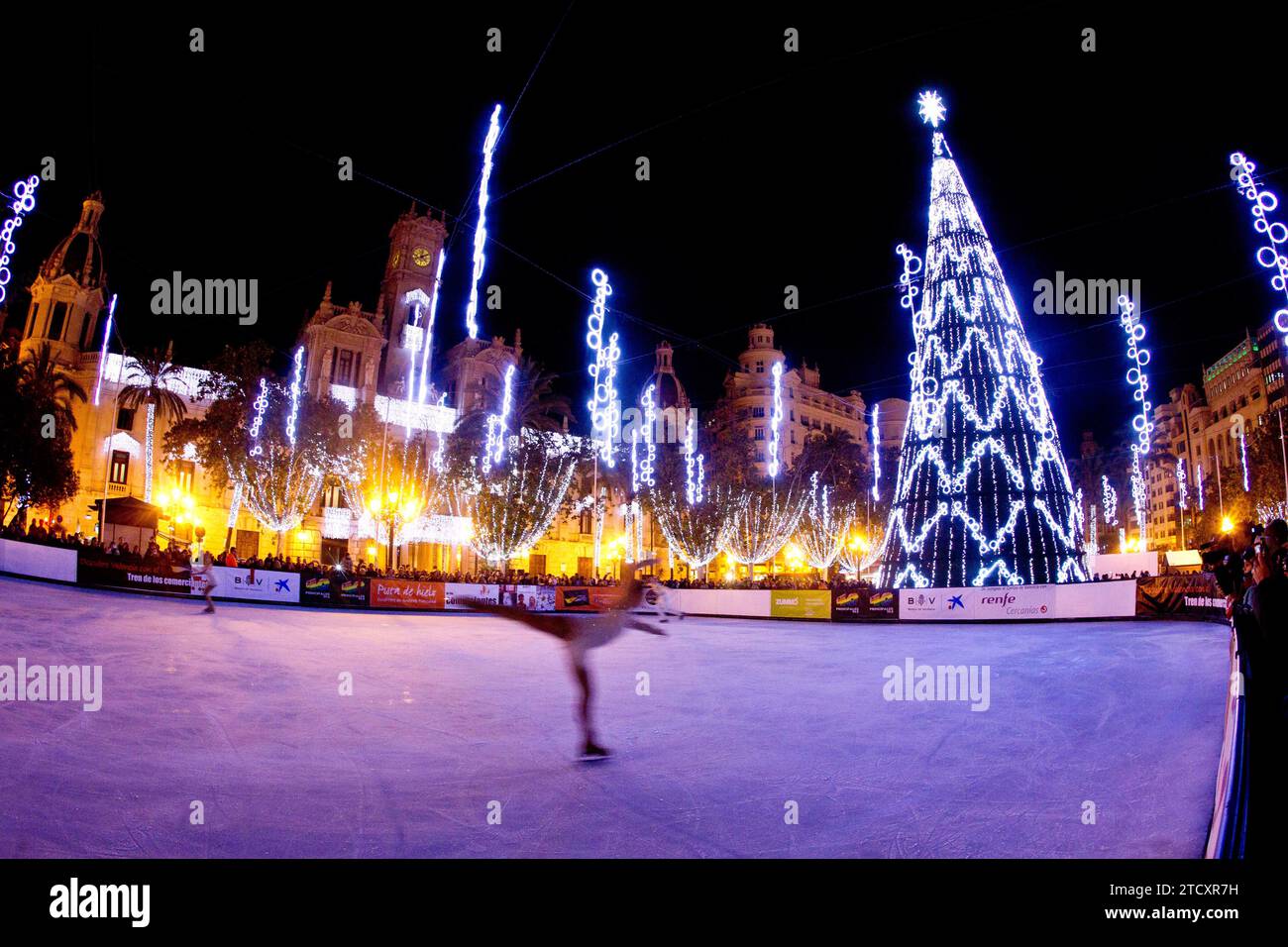 Valence, 12/04/2014. Illuminé sur la place de la mairie. Photo : Rober Solsona. ARCHDC. Crédit : Album / Archivo ABC / Rober Solsona Banque D'Images Valence, 12/04/2014. Illuminé sur la place de la mairie. Photo : Rober Solsona. ARCHDC. Crédit : Album / Archivo ABC / Rober Solsona Banque D'Images