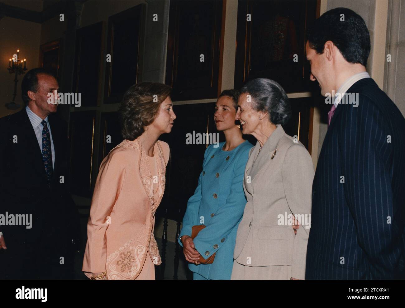 Séville, Real Maestranza, 17 mars 1995. Dans l'image, le roi Juan Carlos et le roi Sofía discutent avec la mère de Jaime de Marichalar, comtesse veuve de Ripalda. Le lendemain, l'Infante Elena et Don Jaime de Marichalar se marieront dans la cathédrale sévillienne. Crédit : Album / Archivo ABC Banque D'Images