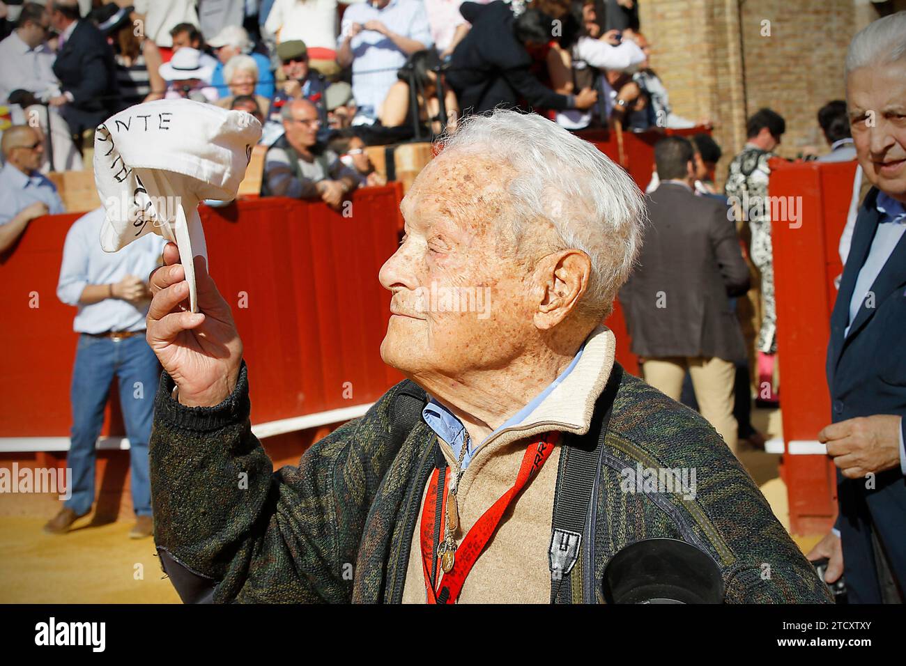 Séville, 04/25/2012. Le photographe aux cheveux gris dans la Maestranza. Photo : Raúl Bent Archsev. Crédit : Album / Archivo ABC / Raúl Doblado Banque D'Images