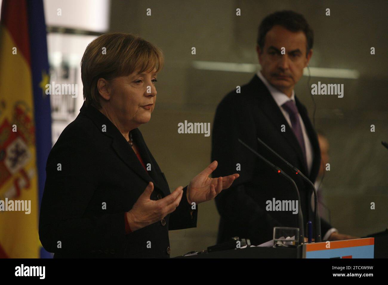 Madrid 03-02-2011 Conférence de presse conjointe du XXIIIe sommet bilatéral entre l'Espagne et l'Allemagne présidé par le président du gouvernement Jose Luis Rodriguez Zapatero et la chancelière allemande Angela Merkel photo Jaime Garcia Archdc. Crédit : Album / Archivo ABC / Jaime García Banque D'Images