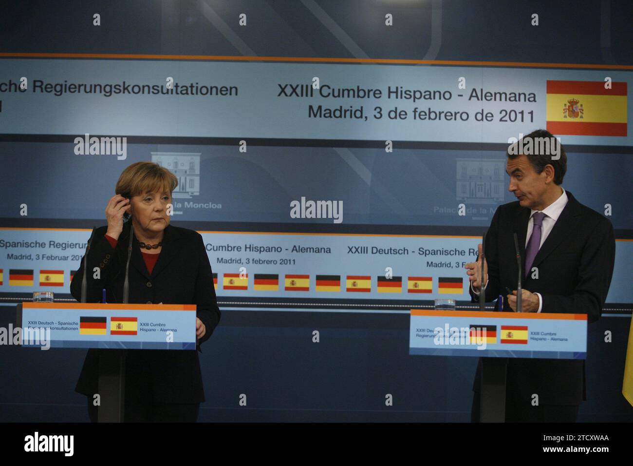 Madrid 03-02-2011 Conférence de presse conjointe du XXIIIe sommet bilatéral entre l'Espagne et l'Allemagne présidé par le président du gouvernement Jose Luis Rodriguez Zapatero et la chancelière allemande Angela Merkel photo Jaime Garcia Archdc à l'image le. Crédit : Album / Archivo ABC / Jaime García Banque D'Images