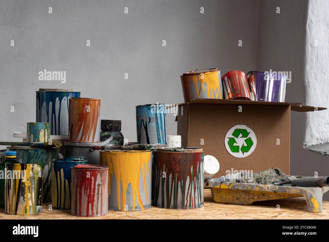 Boîtes de peinture vides. Gestion des déchets de peinture. Déchets ménagers dangereux - élimination de la peinture Banque D'Images