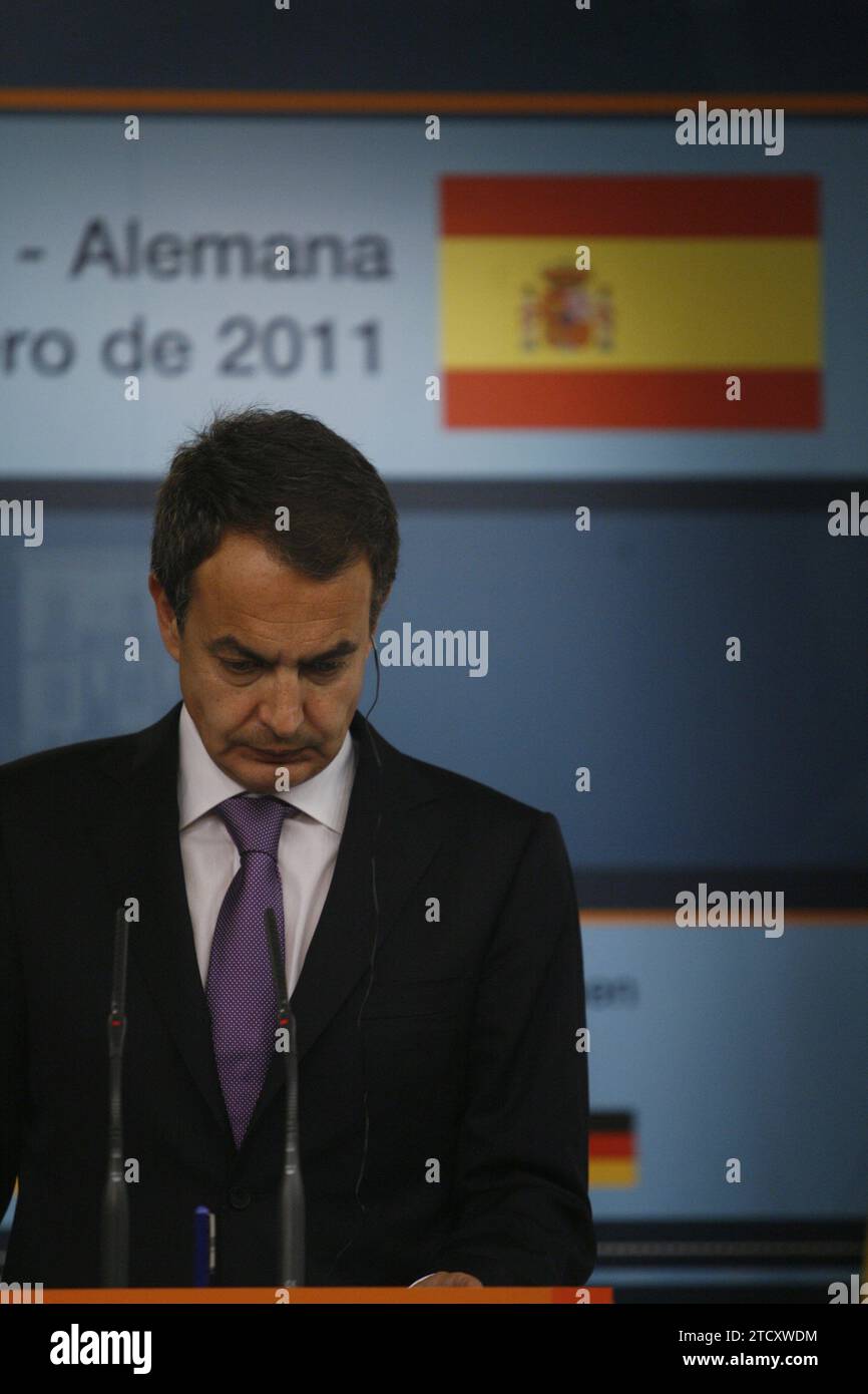 Madrid 03-02-2011 Conférence de presse conjointe du XXIIIe sommet bilatéral entre l'Espagne et l'Allemagne présidé par le président du gouvernement Jose Luis Rodriguez Zapatero et la chancelière allemande Angela Merkel photo Jaime Garcia Archdc à l'image le. Crédit : Album / Archivo ABC / Jaime García Banque D'Images