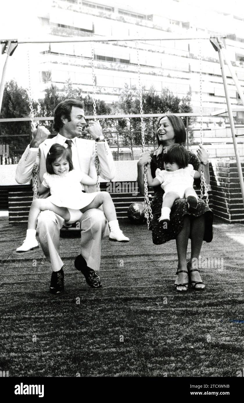 01/01/1975. Julio Iglesias avec sa femme et ses enfants. Crédit : Album / Archivo ABC Banque D'Images