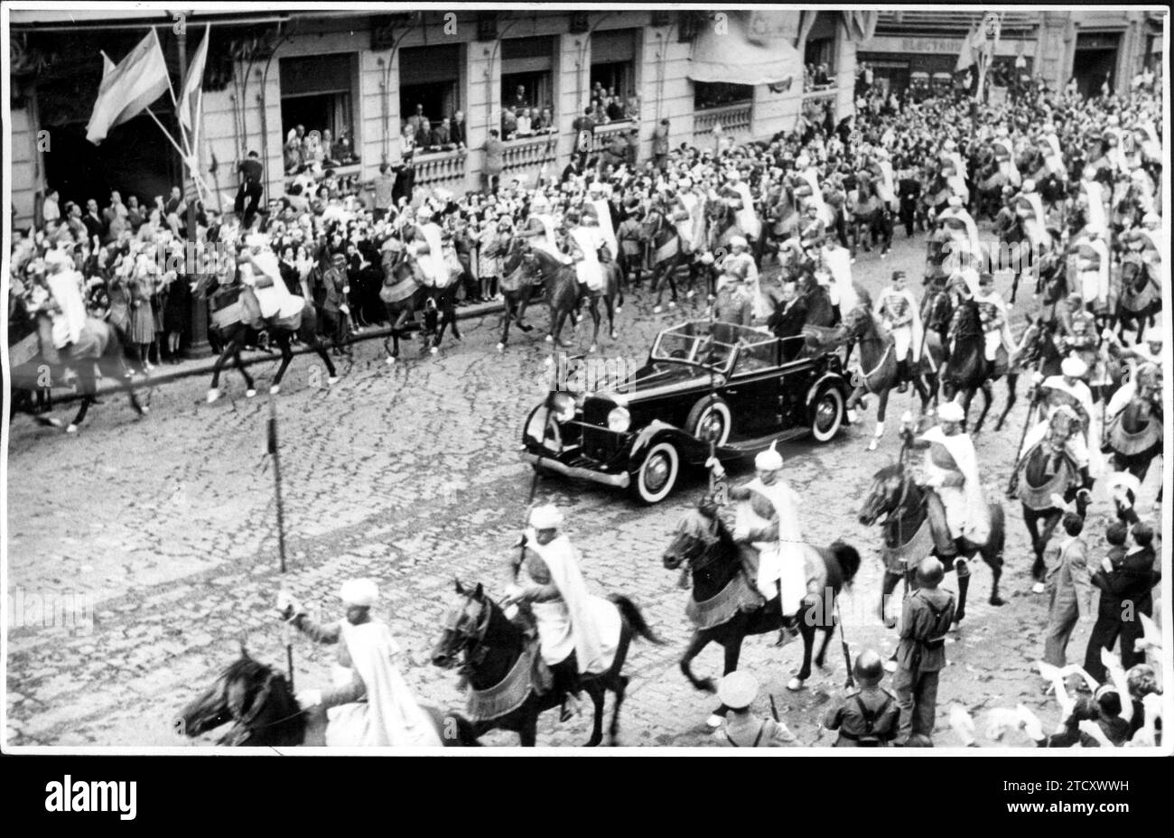 06/01/1947. Le chef de l'Etat est revenu hier dans la capitale espagnole après sa visite triomphale dans plusieurs provinces espagnoles, et Madrid, qui l'a toujours salué avec tant de fréquence et d'enthousiasme, est venu le recevoir sur la place de l'indépendance, où le gouvernement attendait également. En séance plénière, le président des Cortes, le conseil municipal, le conseil provincial et toutes les autorités militaires et civiles. Une foule fervente accompagnait la voiture ouverte où le leader se rendait avec le maire, M. Moreno Torres, à la Cité universitaire. Crédit : Album / Archivo ABC / Virgilio Muro Banque D'Images