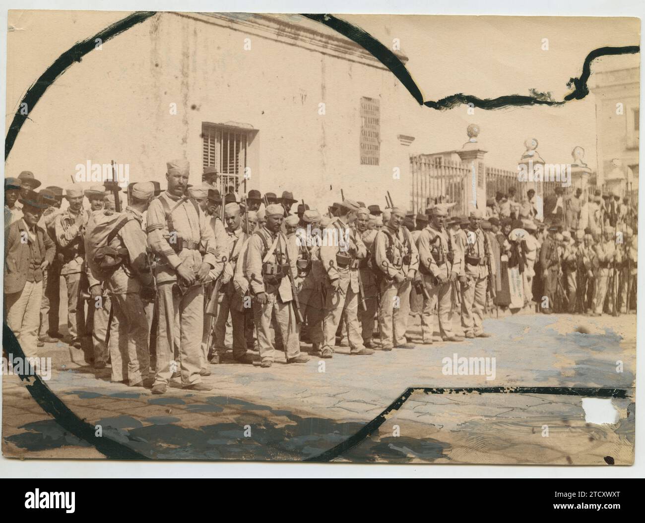 La Havane (Cuba), 12/06/1896. Guerre cubaine. La bande de cornet du bataillon Bailén passe devant le général Capitainerie. Crédit : Album / Archivo ABC / Gómez Carrera Banque D'Images