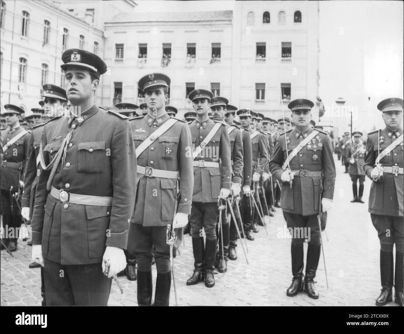 Saragosse, 12/12/1959. Livraison de dépêches terrestres, maritimes et aériennes à Don Juan Carlos de Borbón à l'Académie militaire générale de Saragosse. À l'image, en formation avec ses camarades de classe. Crédit : Album / Archivo ABC / Teodoro Naranjo Domínguez Banque D'Images
