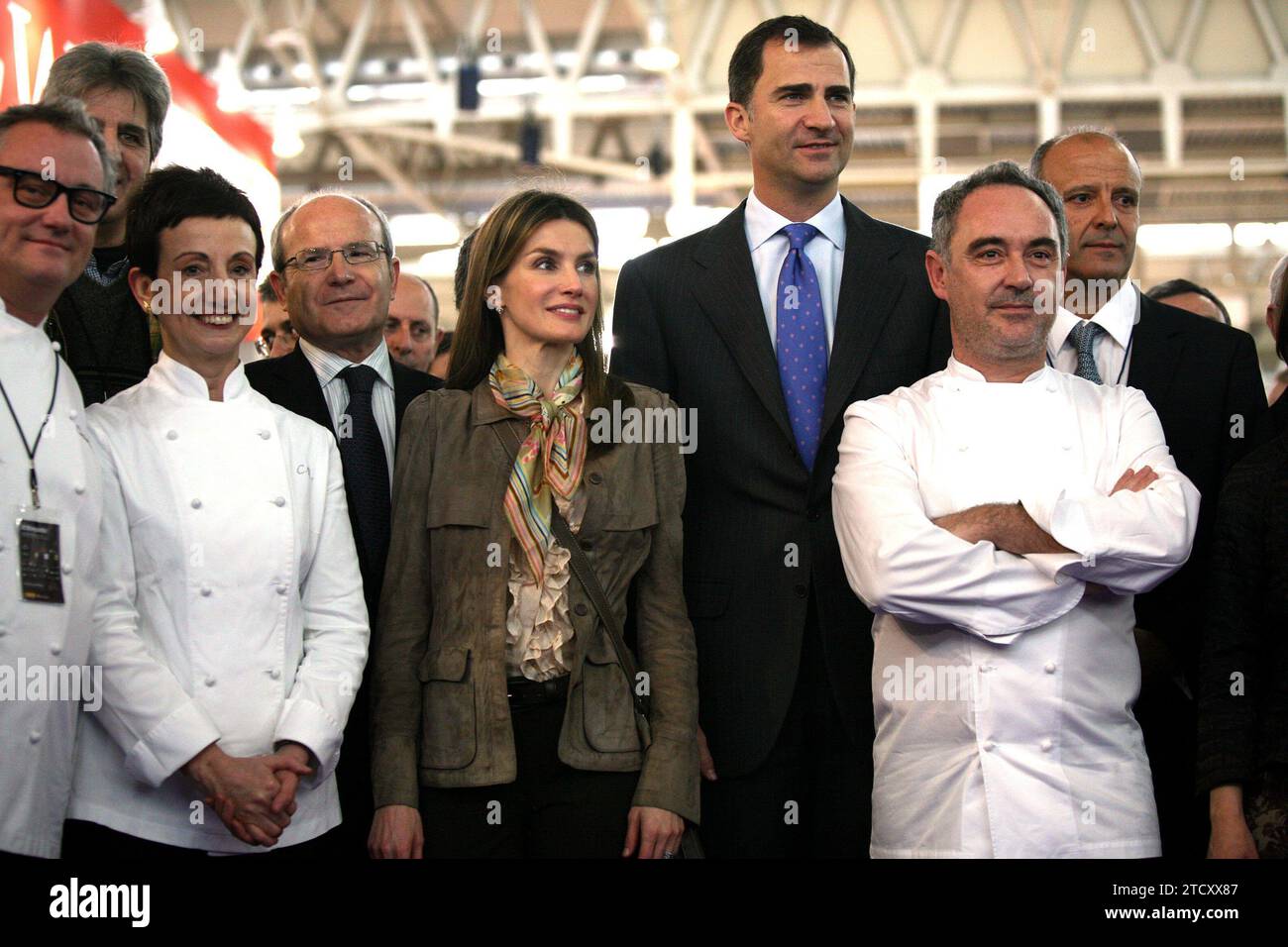 BARCELONE...03/22/2010...le Prince et la Princesse des Asturies, accompagnés du Président de la Generalitat de Catalogne, José Montilla (i), de la Ministre de l'Environnement et de l'Environnement rural et marin, Elena Espinosa (2i), et des chefs Ferran Adrià et Carme Ruscalleda, lors de l'ouverture aujourd'hui de l'exposition internationale de l'alimentation 'Alimentaria 2010', qui jusqu'à vendredi accueillera près de 4 000 entreprises et la visite de quelque 130 000 professionnels de quelque 75 pays au parc des expositions de Hospitalet de Llobregat (Barcelone)...PHOTOS INES BAUCELLS...ARCHDC. Crédit : Album / Archivo ABC / Banque D'Images