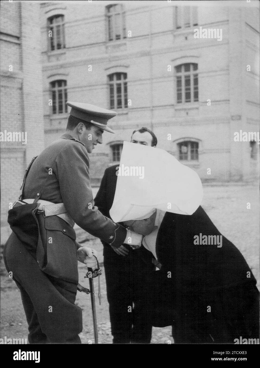 12/11/1959. Livraison des dépêches terrestres, maritimes et aériennes au prince Juan Carlos de Borbón à l'Académie militaire générale de Saragosse. Dans l'image, Don Juan Carlos dit au revoir à la mère supérieure de l'Académie militaire générale. Crédit : Album / Archivo ABC / Teodoro Naranjo Domínguez Banque D'Images