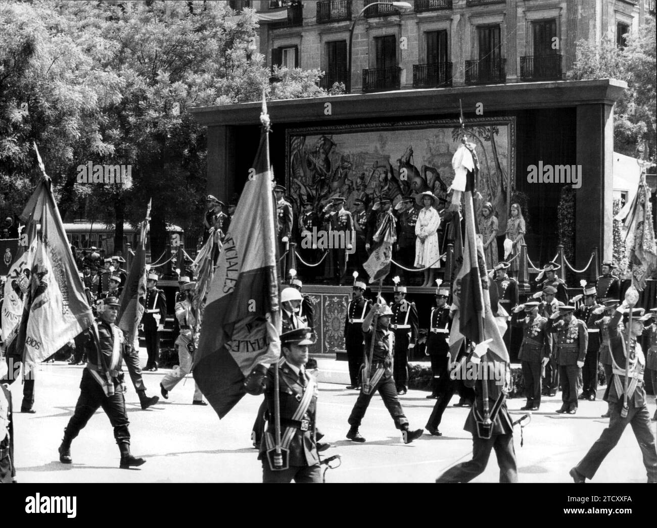 05/27/1978. Les drapeaux et les standards des différentes unités qui ont participé au défilé des Forces armées, comme ils passent à travers la tribune présidentielle. Crédit : Album / Archivo ABC Banque D'Images