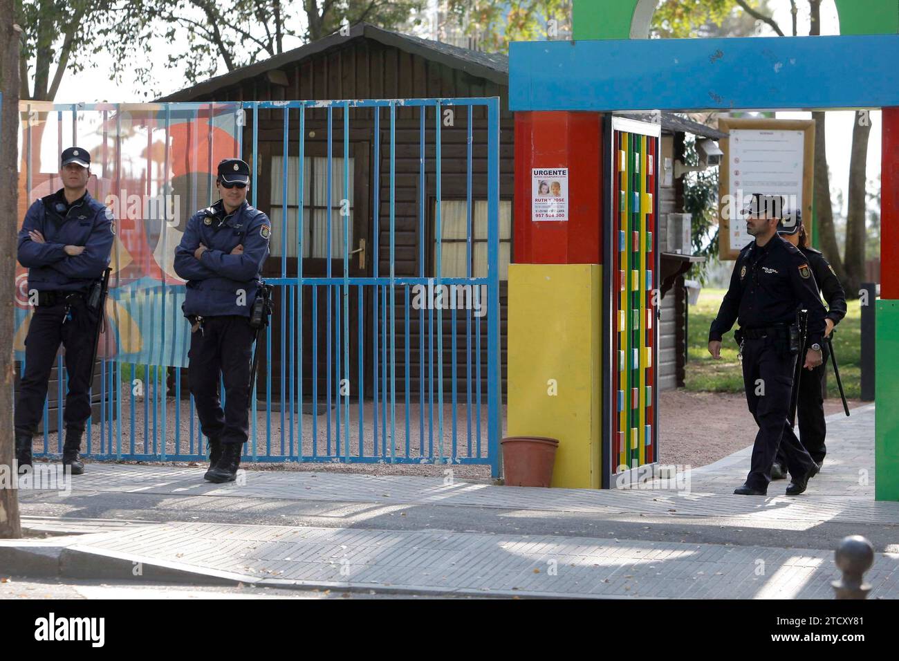 Cordova. 10/21/2011. Reconstitution des faits de la disparition des enfants Ruth et Jose à Cruz Conde Park avec la présence du père des enfants Jose Breton détenu par la police, son avocat et le juge de l'affaire. Photo : Roldan Serrano. Archcor. Crédit : Album / Archivo ABC / Roldán Serrano Banque D'Images