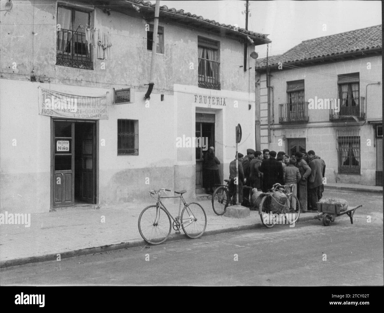 Getafe (Madrid), décembre 1957. Loterie de Noël. Les gens viennent sur leurs vélos en début d'après-midi pour vérifier leur chance dans le prix historique. Crédit : Album / Archivo ABC / Manuel Sanz Bermejo Banque D'Images